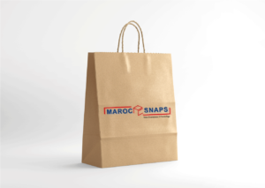 Sac en papier kraft brun, avec des poignées torsadées. Le sac est rempli de produits variés, tels que des fruits et légumes frais, des pains et des pâtisseries.